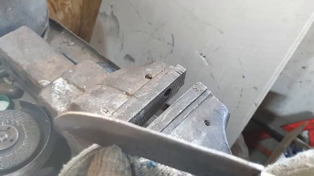 НЕ ДЕЛАЙ такое ОСТРОЕ ЛЕЗВИЕ для ножа. | DO NOT make the knife blade so sharp. смотреть онлайн