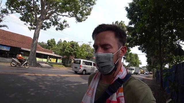 Solo in Malang, Indonesia | Meeting Locals and Eating Soto Ayam ?? смотреть онлайн