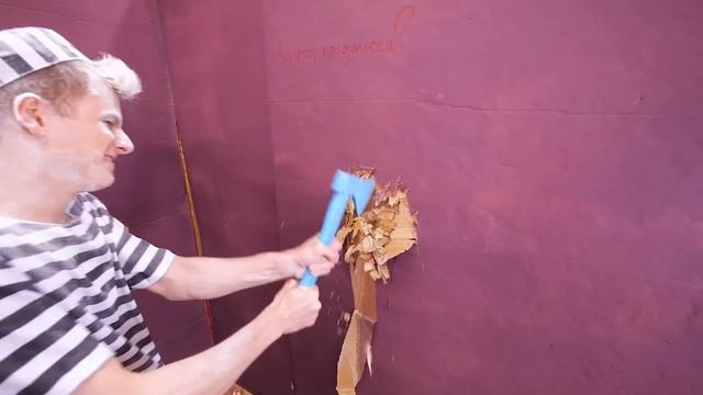 ЗЛОЙ КЛОУН ЗАПЕР МЕНЯ В 100 СЛОЁВ ОДНОГО ЦВЕТА !? **СПАСИТЕ!!!** смотреть онлайн