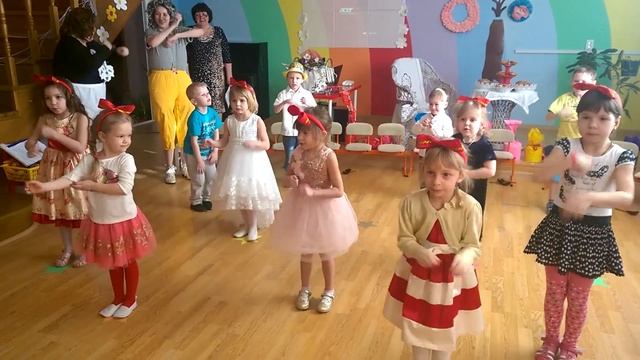 8-е марта в детском саду  Дети танцуют для мам