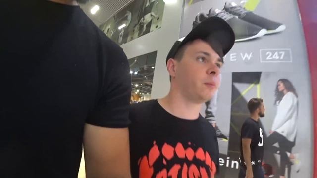 КУПИЛ БУТСЫ ЛУЧШЕМУ ДРУГУ! смотреть онлайн