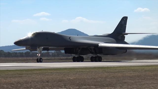 USAF B1-B Lancer EARTH SHATTERING Full Afterburner takeoff! смотреть онлайн