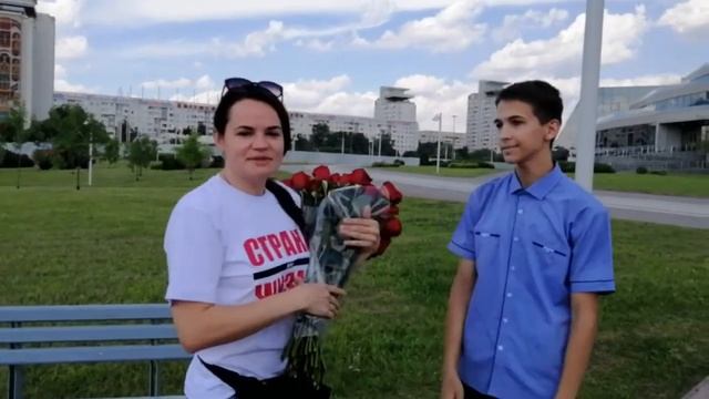 Влад Римашевский подарил Светлане Тихановской 51 розу смотреть онлайн