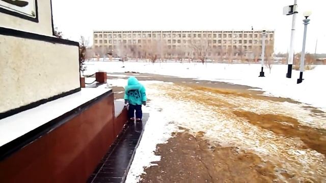 #Зимняя прогулка в парке после садика./A winter walk in the Park/ смотреть онлайн