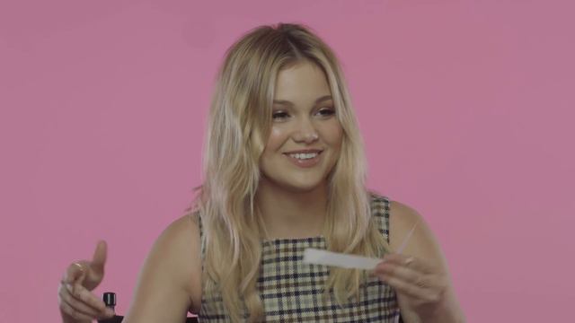 Olivia Holt Plays '90s Lyrics Trivia смотреть онлайн