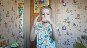 Маленькая девочка показывает пантомиму пальцами