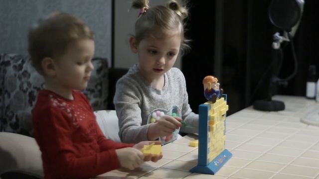 Ева и Филипп играют в игру - челлендж "Шалтай-Болтай" смотреть онлайн