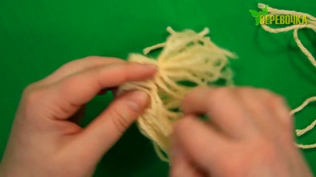 Шапочка из ниток своими руками ~ Новогодняя игрушка на ёлку / Как сделать игрушку шапочку из пряжи смотреть онлайн