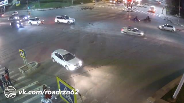 ? ДТП в Рязани "МОТОЦИКЛ vs АВТОМОБИЛЬ" ? (Первомайский пр.- ул.Вокзальная) смотреть онлайн