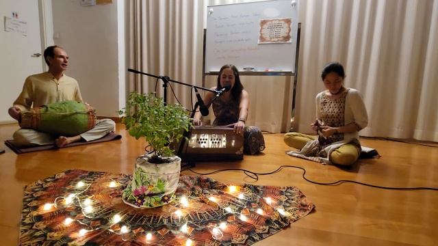 Om Gam Ganapataye Namaha~ Melanie ~ October ~ Kirtan HK @ Wisdom Tree смотреть онлайн