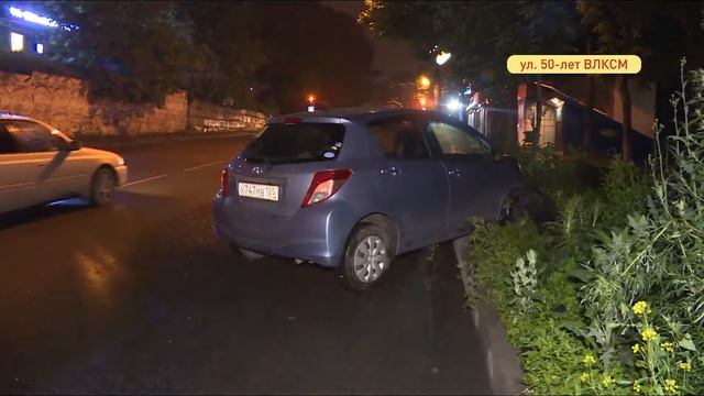 Женщина перепутала педали и разбила два авто смотреть онлайн