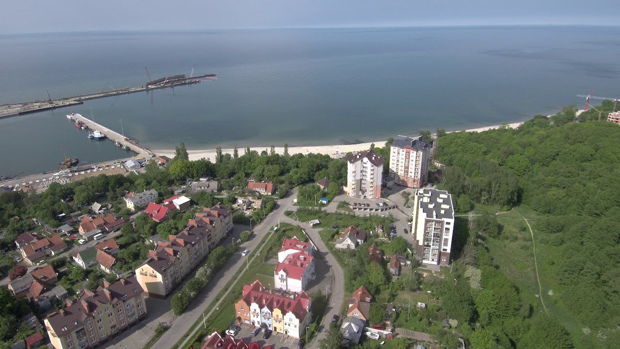Аэро обзор города Пионерский в Калининградской области, пляж, променад, порт, набережная, терминал. смотреть онлайн
