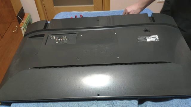 Типовой дефект телевизоров LG - замена светодиодной подсветки. Разборка задней крышки. смотреть онлайн