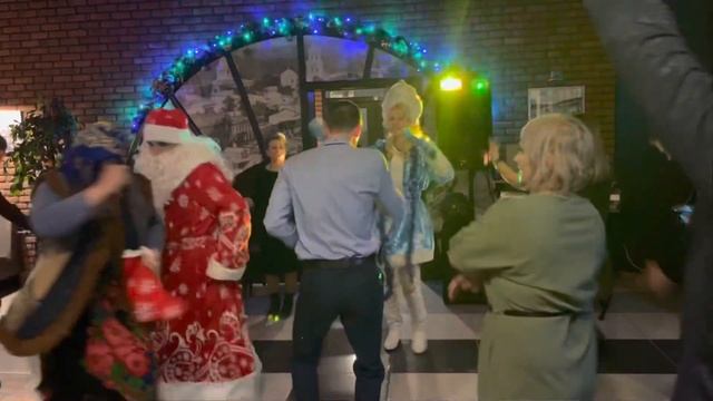 Дед Мороз и снегурочка задают жару на корпоративе смотреть онлайн