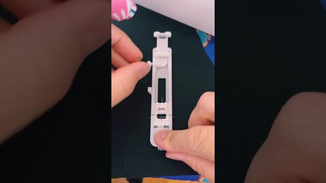 Как сделать петлю на швейной машинке для пуговицы? #лапка #шитьедляначинающих