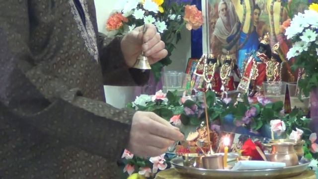 Как проводить арати? Инструкция. (Вьяса-пуджа ЕМ Чайтанья Чандры Чарана прабху. Пермь 15.03.2015) смотреть онлайн