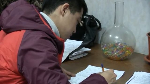 V Orenburge molodoy chelovek raskleival s narusheniem reklamu смотреть онлайн