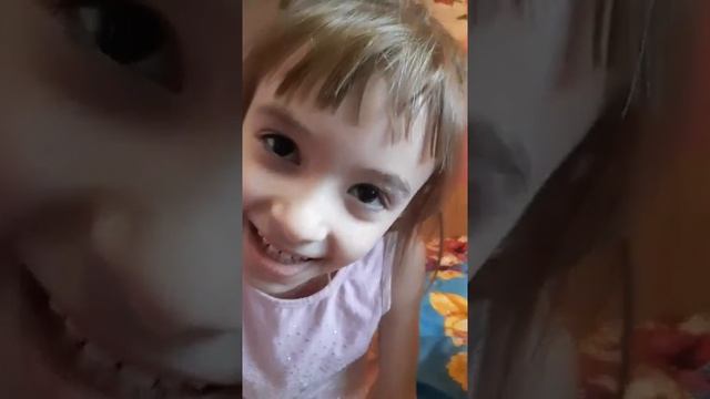 Открываем детскую косметику,делаем макияж. смотреть онлайн