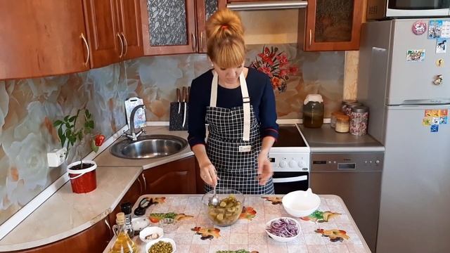 Салат с солёными огурцами. Самый простой салат из солёных огурцов по рецепту моей бабушки!!! смотреть онлайн