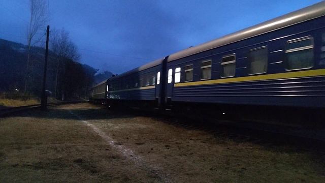 2м62у-0215 маневрує з пасажирськими вагонами №218 Рахів - Київ (ч.2) смотреть онлайн