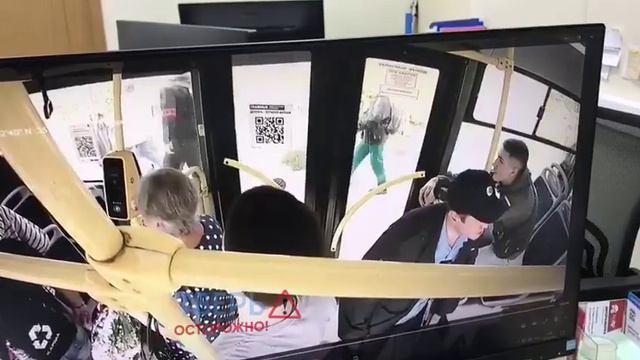 Пассажир выпрыгивает из окна автобуса при виде контролёров смотреть онлайн