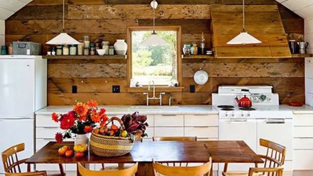Как подобрать дизайн для кухни в деревянном доме? смотреть онлайн