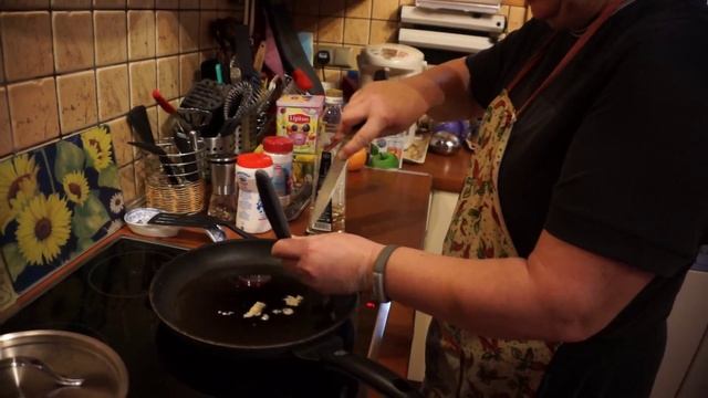 Сухарики с чесноком!Готовит мама) смотреть онлайн