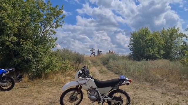 КАК ОТДОХНУТЬ С ДРУЗЬЯМИ НА МОТОЦИКЛАХ смотреть онлайн
