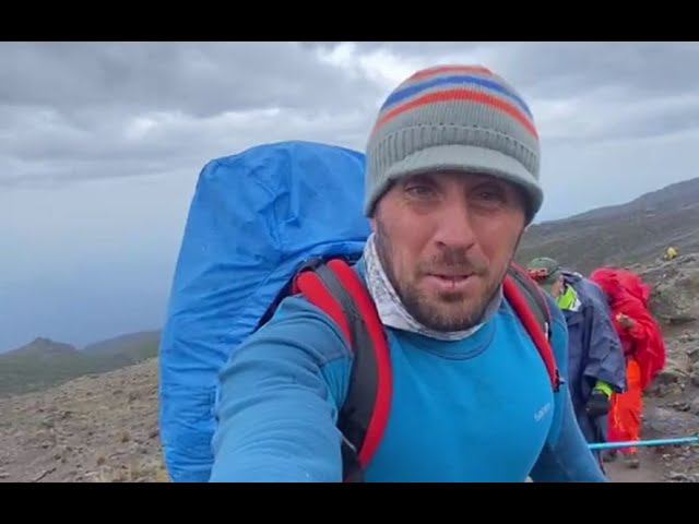 Поздравление с праздником Днём защитника Отечества со склонов Килиманджаро от Владимира Котляра смотреть онлайн