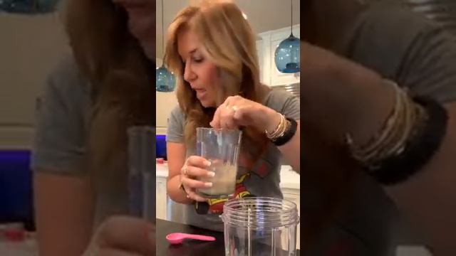 How to Make a Banana Cream Pie Protein Shake (Live Recipe Demo with Lisa) смотреть онлайн