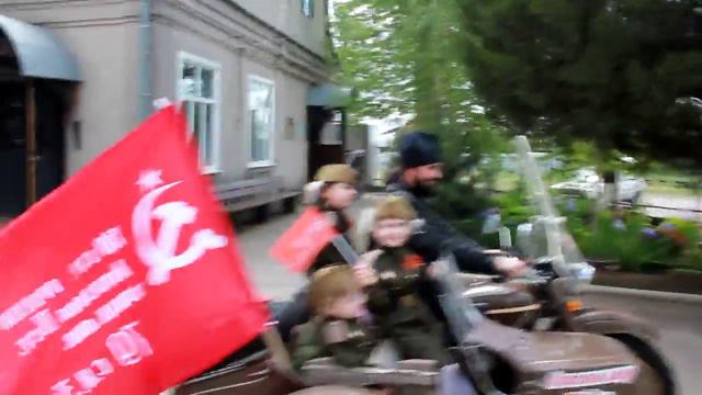Отец Павел с детьми. Мотопробег по станице смотреть онлайн