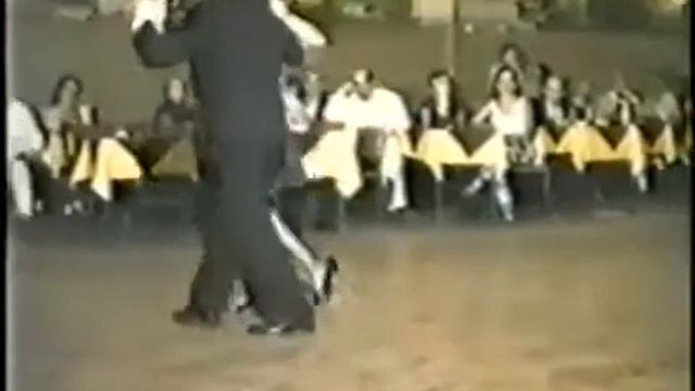 Nelly y Miguel Balmaceda (bailan Gallo Ciego orq. Osvaldo Pugliese) смотреть онлайн