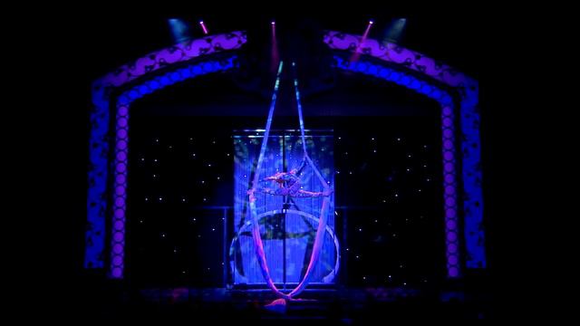 Led Zeppelin's "Stairway To Heaven" - Beautiful Aerial Acrobatic Violin Performance Janice Martin смотреть онлайн