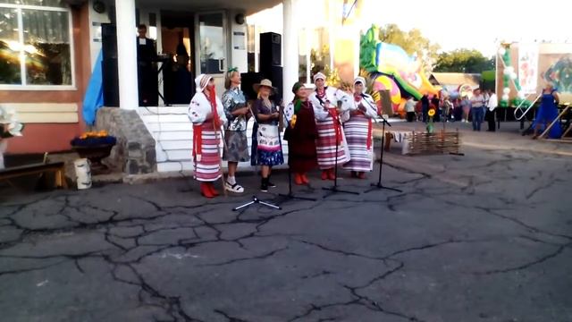 На вулицi скрипка й бас . Ансамбль ,,Сусiдка ,,