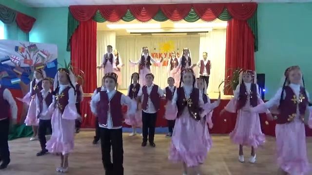 Как у нас на Дону. 5 а класс. Татарский танец. Гимназия им. А.П.Чехов56 смотреть онлайн