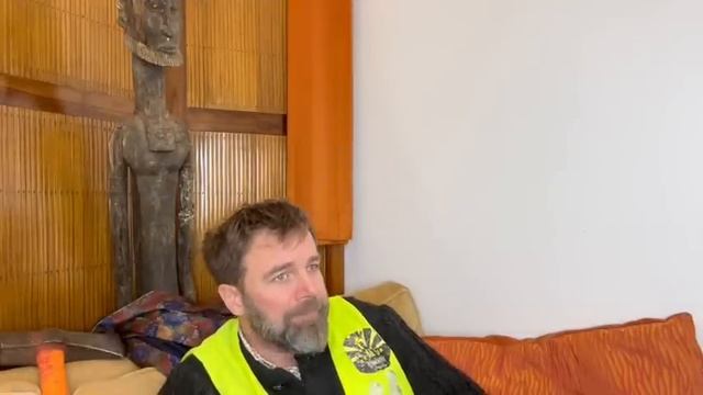 Les gilets jaunes constituants veulent que Bertrand SCHOLLER se présente comme sur un rond point ! смотреть онлайн