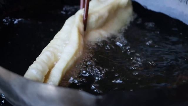【农家的小勇】小勇炸油条，配山西特色豆腐菜，泡着吃更美味，舒服！