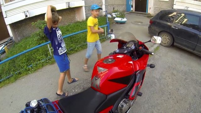 Школота заценила Honda CBR600RR. смотреть онлайн