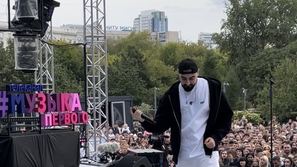 Прыгнул со сцены. Выступление в парке МУЗЕОН OWEEK. Вечеринка, Танцуй (ARTIK & ASTI)