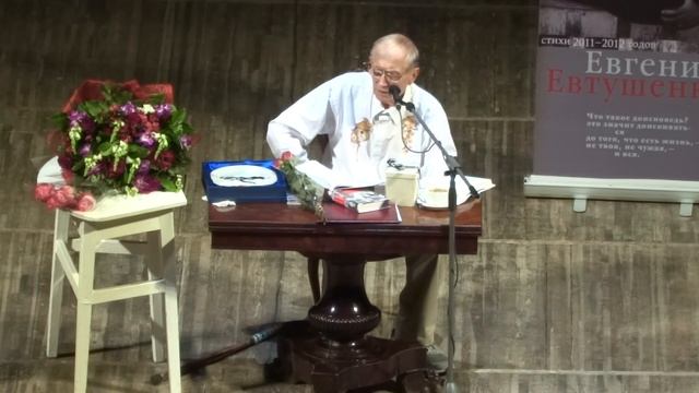 Евгений Евтушенко «Идут белые снеги...» смотреть онлайн