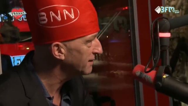 Wilfried de Jong doet zijn petje op смотреть онлайн