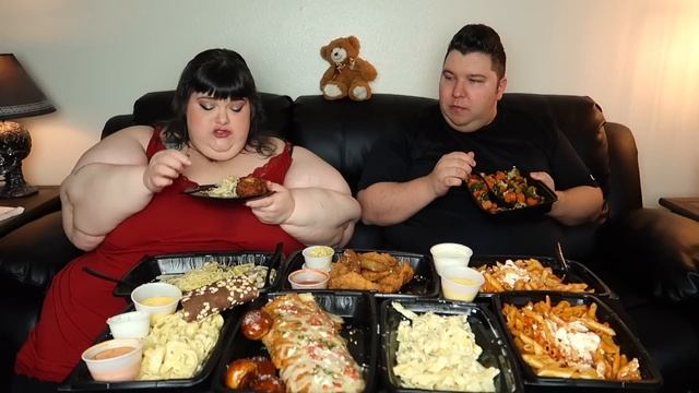 Big Fat White Alfredo & Fried Chicken with Hungry Fat Chick • MUKBANG смотреть онлайн