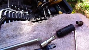 Где находится датчик давления масло в Volkswagenе T5 двигатель AXD  и как его снять