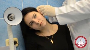 Закапывание капель в ухо