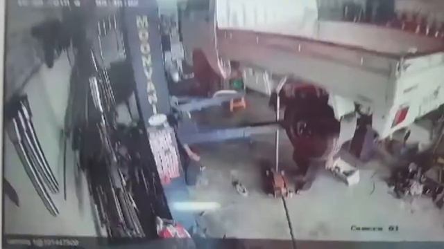 Машина падает по вине ремонтников