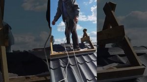 Монтаж конька на металлочерепицу.