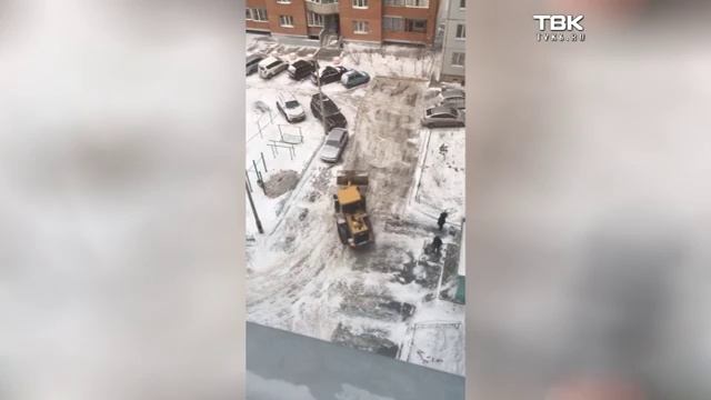 Чистят дороги во дворе по улицы Сады смотреть онлайн