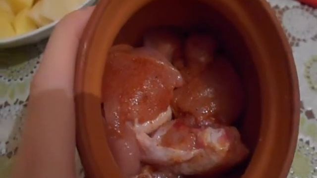 Жаркое в горшочке из курицы с картошкой и грибами смотреть онлайн
