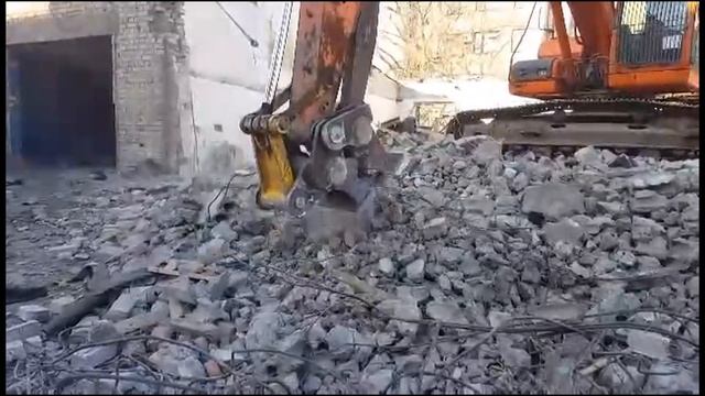 Работа крашера экскаватором