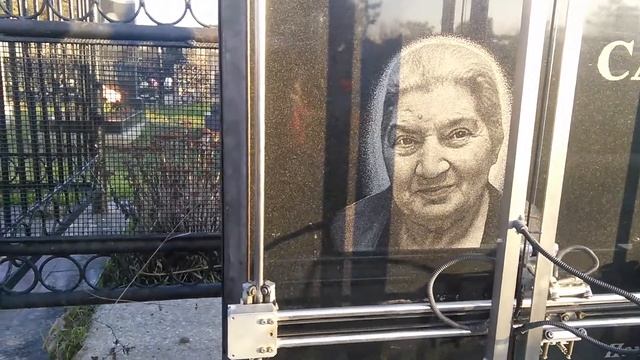Гравировка портрета на установленном памятнике. смотреть онлайн